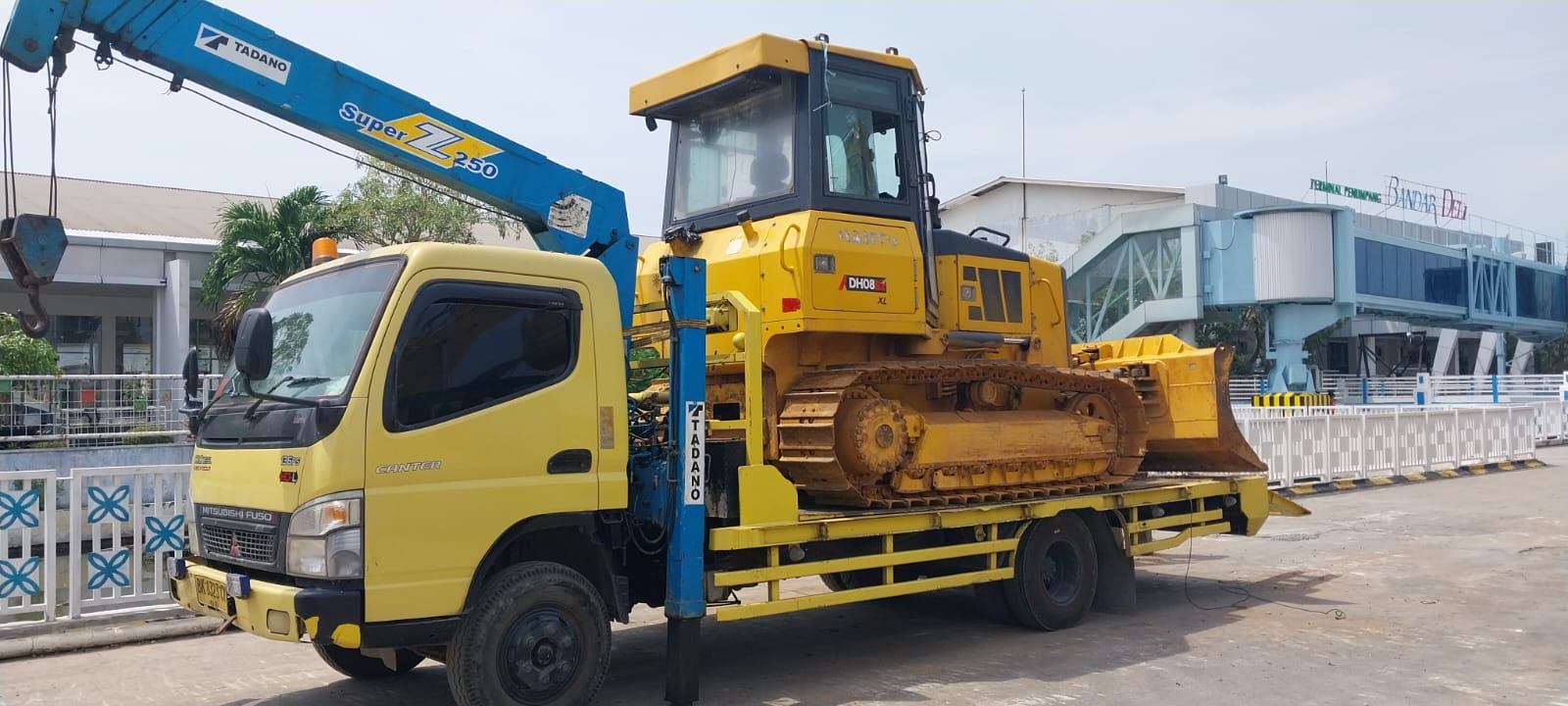 Pengiriman 4 unit alat berat dari Makassar ke Medan